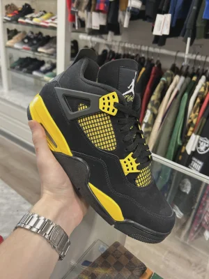 Jordan 4 Retro Thunder (2023) • Pre-Owned [7719]