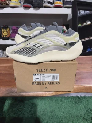 adidas Yeezy 700 V3 Fade Salt • Pre-Owned [2734]