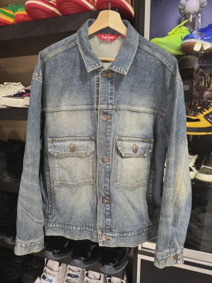 Supreme Distressed Selvedge Trucker Jacket Washed Indigo  M  • Pre-Owned [8792]