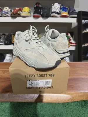 adidas Yeezy Boost 700 Salt • Pre-Owned [0725]